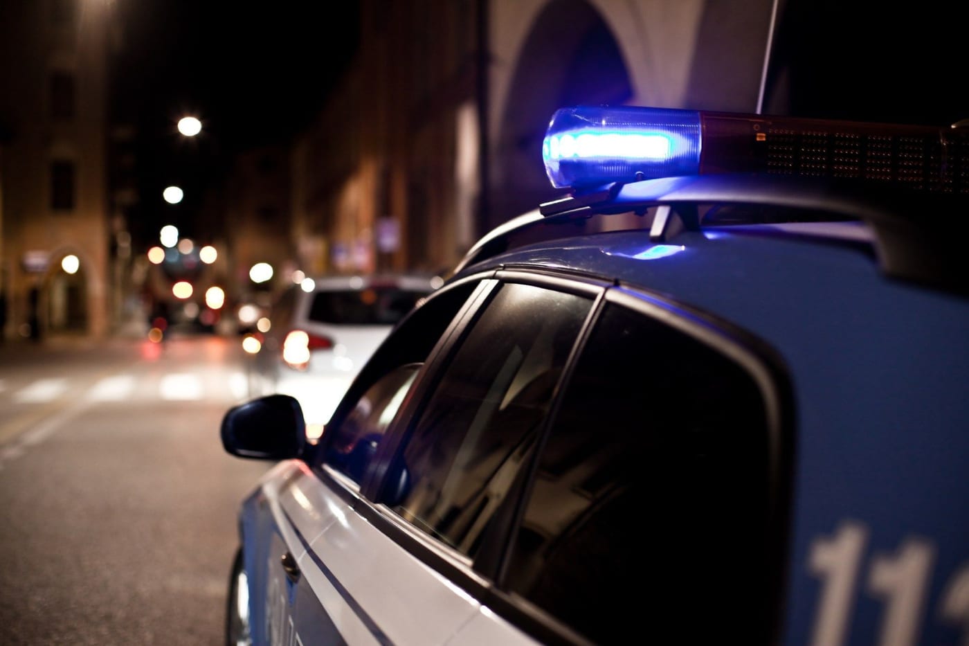 Auto della Polizia con segnalatori d'emergenza Federal Signal Vama