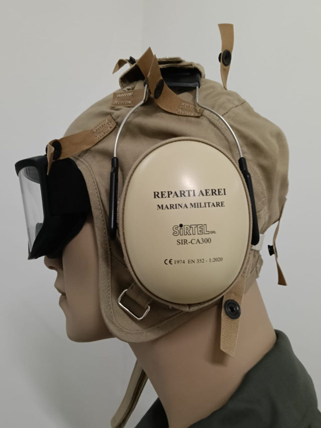 Caschetto con cuffia antirumore, marchio Reparti Aerei Marina Militare